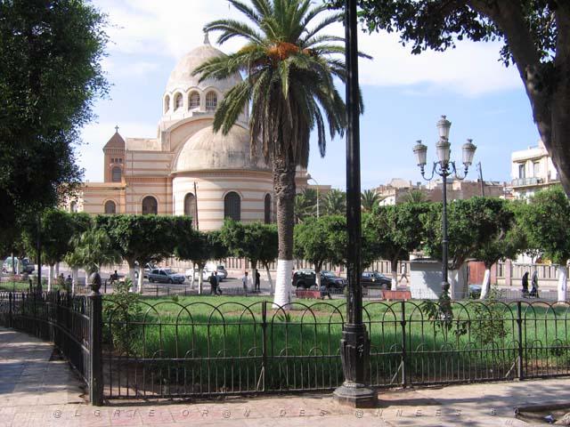 VOYAGE ORAN SEPTEMBRE 2006 88 12 sept. 06 - aprem - CATHEDRALE DEVENUE BIBLIOTHEQUE 2.JPG